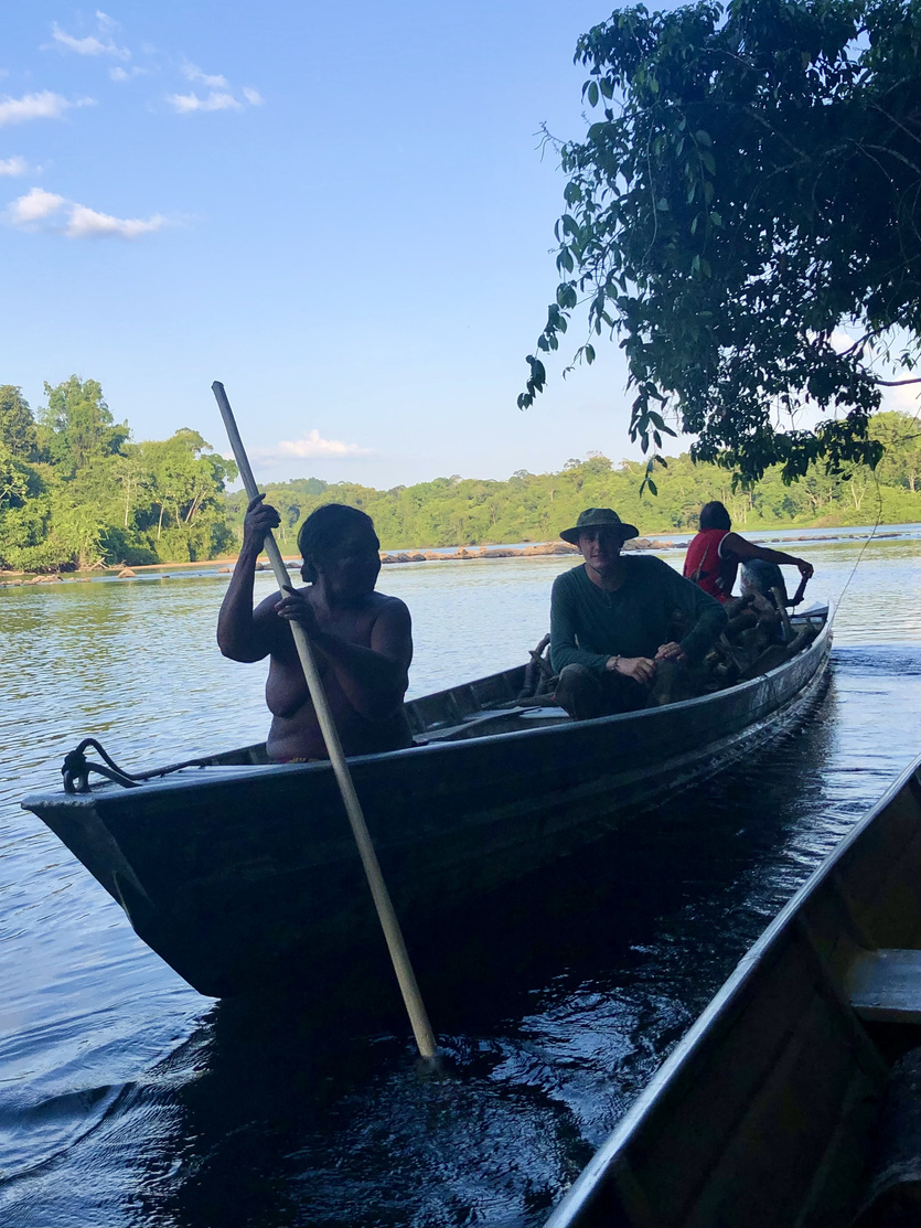 Traversée en pirogue avec un habitant, forêt amazonienne