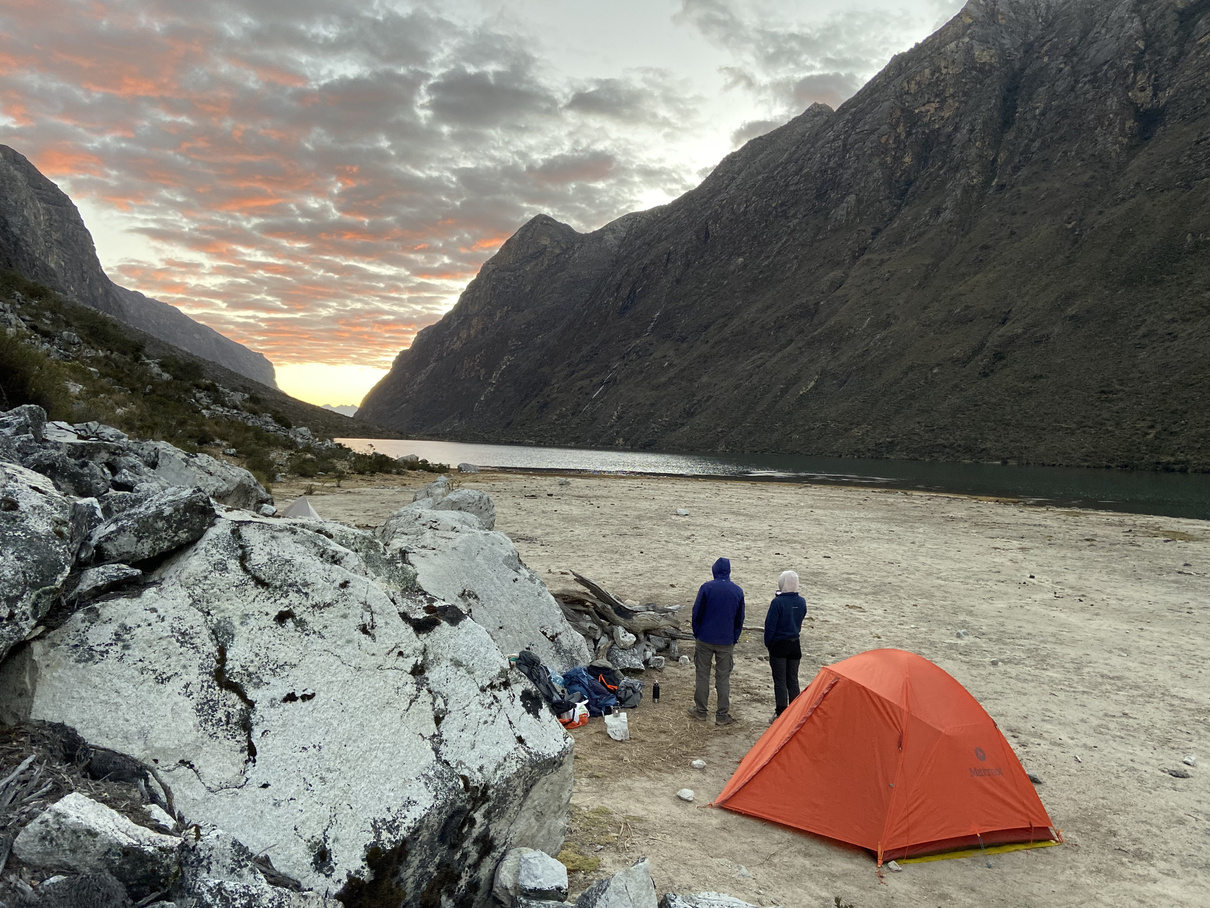 Campement au bord d'un lac d'altitude au coucher du soleil, Pérou