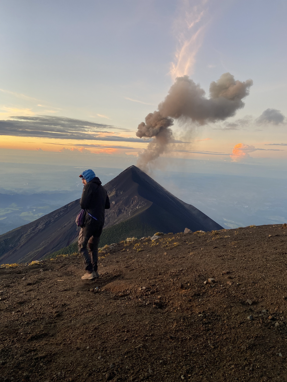 Face au volcan Fuego en éruption au lever du jour, Guatemala
